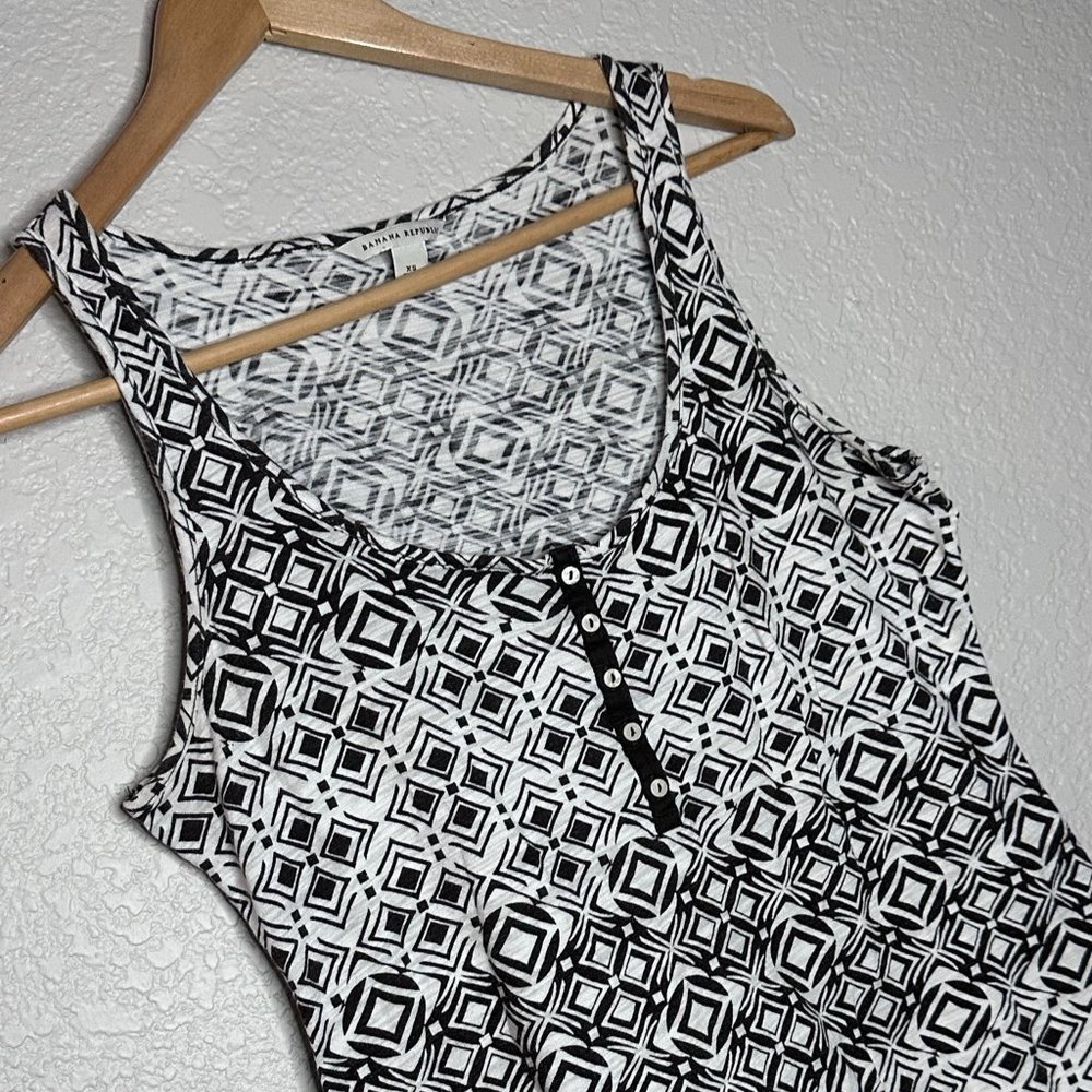 Banana Republic XS Black and White Diamond Patterned Tank Top